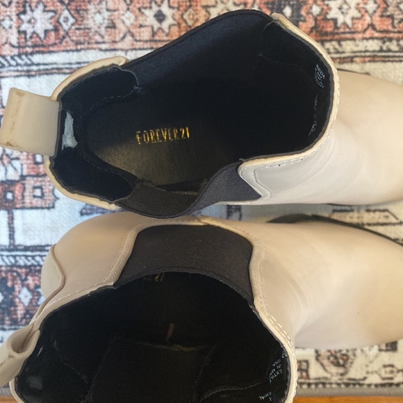 Women’s Size 8.5 Heel Boots - Picture 4 of 4